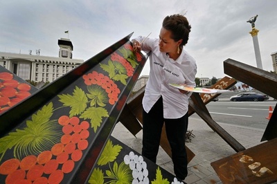 対戦車バリケードにウクライナ伝統の装飾 アートで軍支援