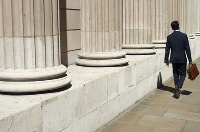 茶色の靴は不採用、英金融業界への就職に立ちふさがる謎ルール