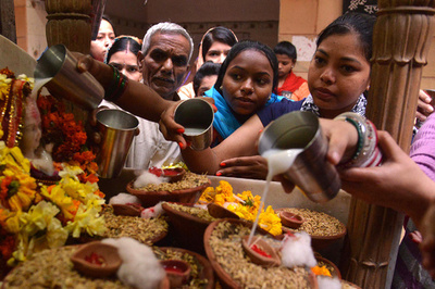女神にささげるため自分の舌切断 男性重体 インド