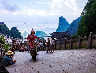 モーターバイクで999段の石段上りに挑戦、56秒で成功 中国・張家界