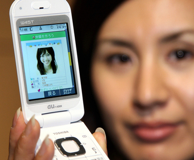 SNS「グリー」上場、時価総額1000億円超 ミクシィ抜き業界1位に