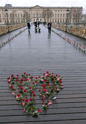 愛の名所にバラのハートマーク、仏パリのバレンタイン