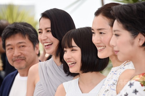 【写真特集】『海街diary』上映、綾瀬さんらレッドカーペットに カンヌ 【写真特集】『海街diary』上映、綾瀬さんらレッドカーペットに カンヌ