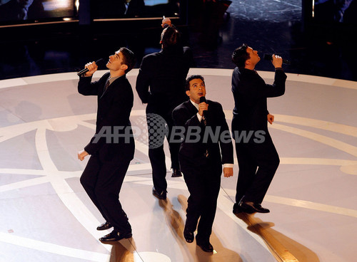＜第59回エミー賞＞プライムタイム・エミー賞授賞式 ステージに受賞者ら登場 写真20枚 ファッション ニュースならMODE PRESS