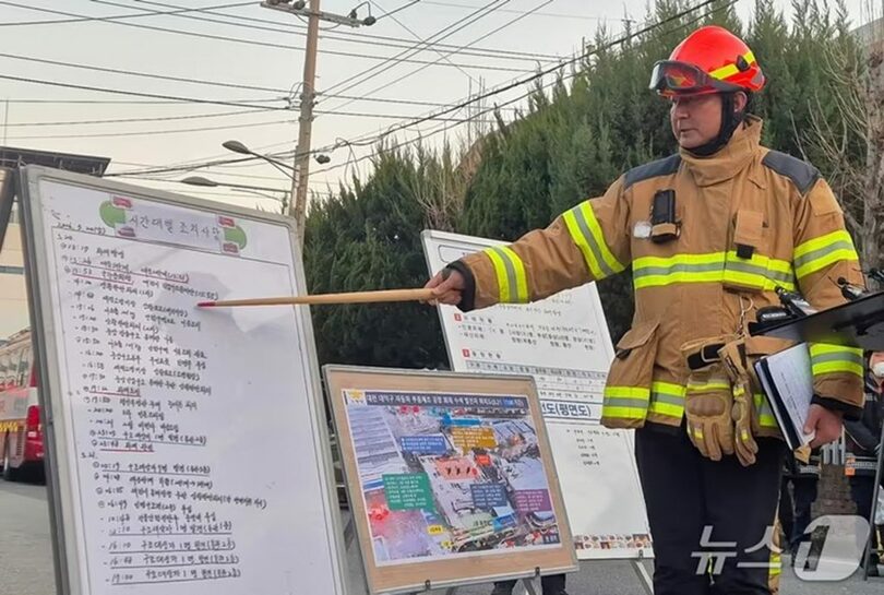 21日、現場で記者説明をする現地消防署長(c)news1