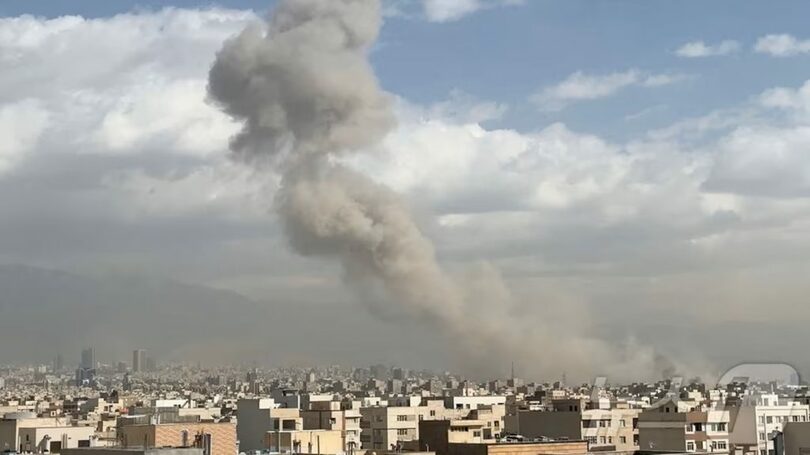 2月28日、煙が上がるイランの首都テヘラン(c)Reuters/news1