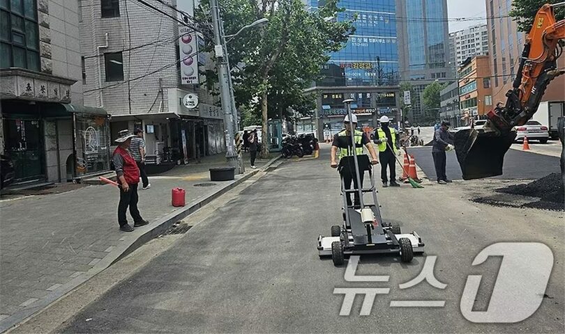 地盤の空洞探査作業に取り組む麻浦区庁関係者=麻浦区庁(c)news1