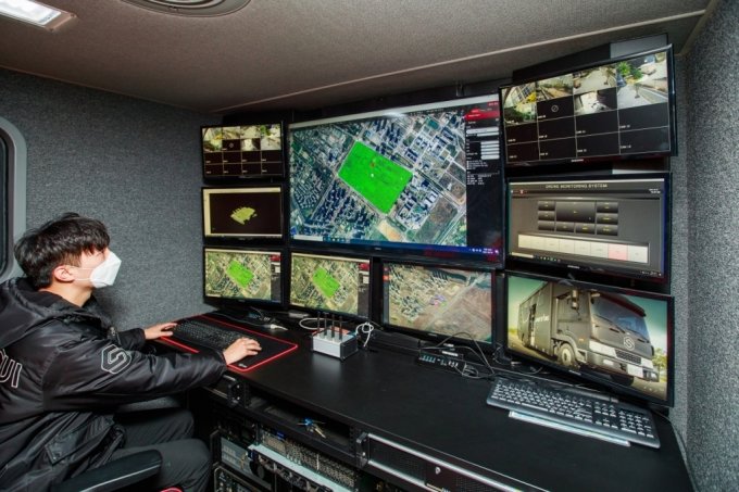 スンビDMS-1の内部に設置されたGCS運用シーン。緑色で指定した範囲を、ドローンが偵察・監視活動をする/写真＝スンビ提供(c)MONEY TODAY