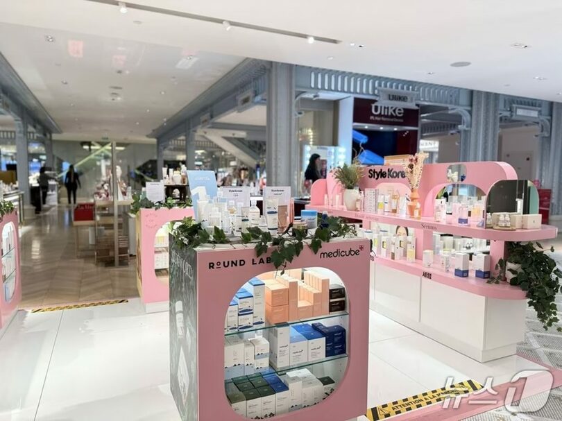 フランス・パリのサマリテーヌ百貨店に入店したAPR製品＝APR提供(c)news1