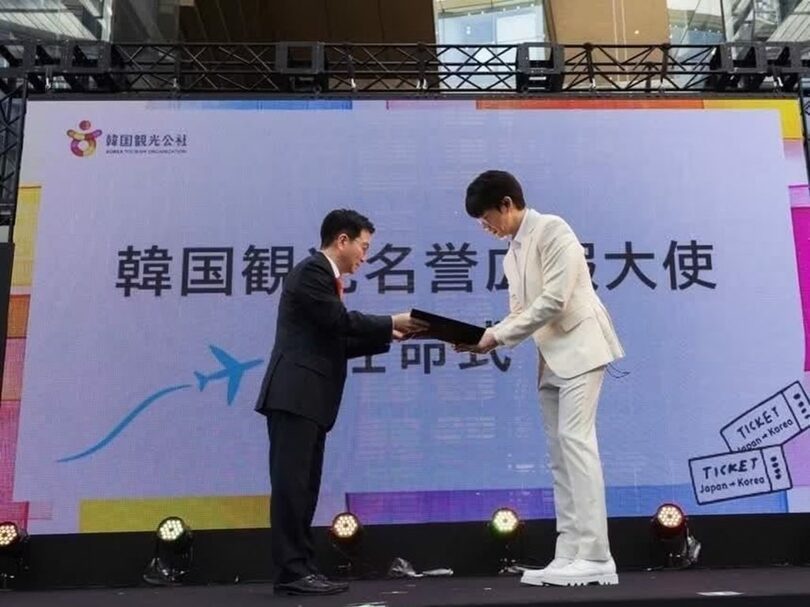 歌手ソン・シギョンに韓国観光名誉広報大使の委嘱状を授与する韓国観光公社のパク・ソンヒョク社長＝韓国観光公社提供(c)news1