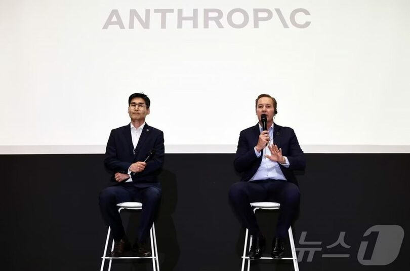 17日午後、ソウル永登浦区のコンラッドホテルで開かれたアンソロピック・ソウルオフィス開所記者懇談会で、取材陣の質問に答えるクリス・チャウリ・アンソロピック・インターナショナル総括（右）とチェ・ギヨン韓国代表(c)news1