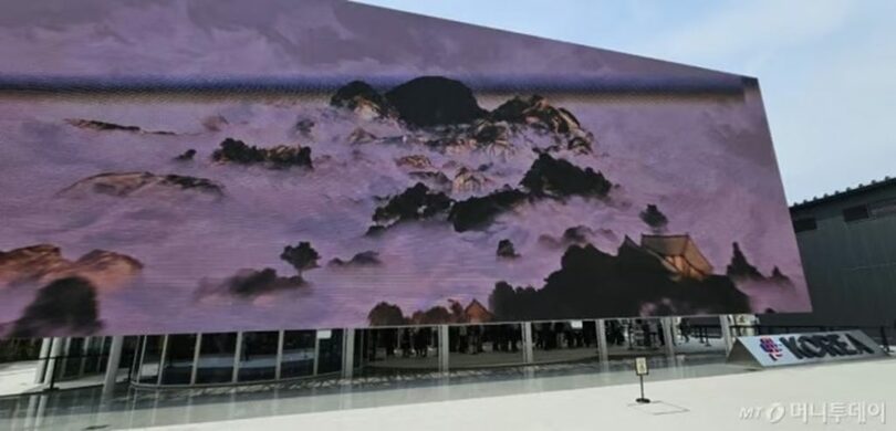 12日、大阪・関西万博の韓国館外壁で上映された韓国観光プロモーション映像(c)MONEYTODAY