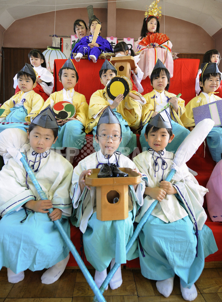 園児が雛人形を再現、東京の幼稚園