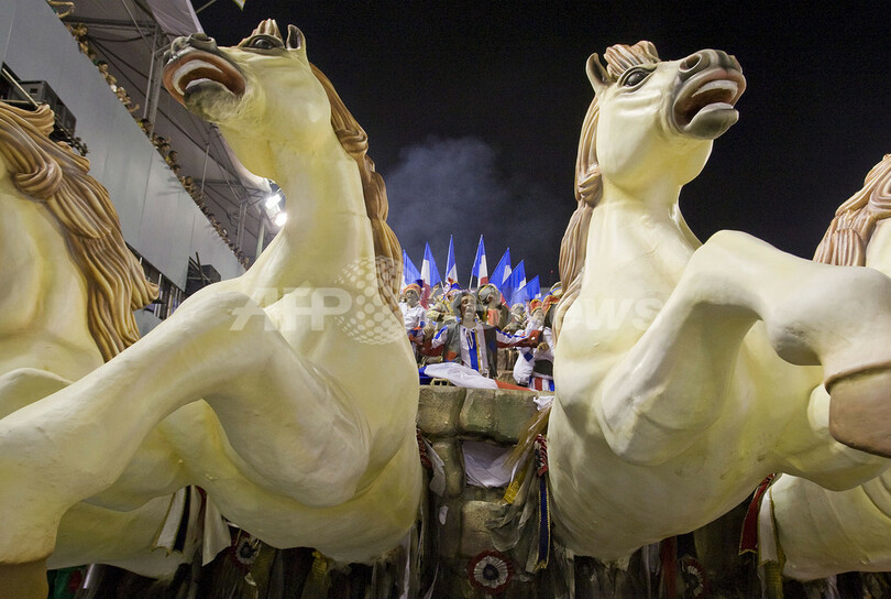 ブラジル・リオのカーニバル、一夜目から興奮は最高潮