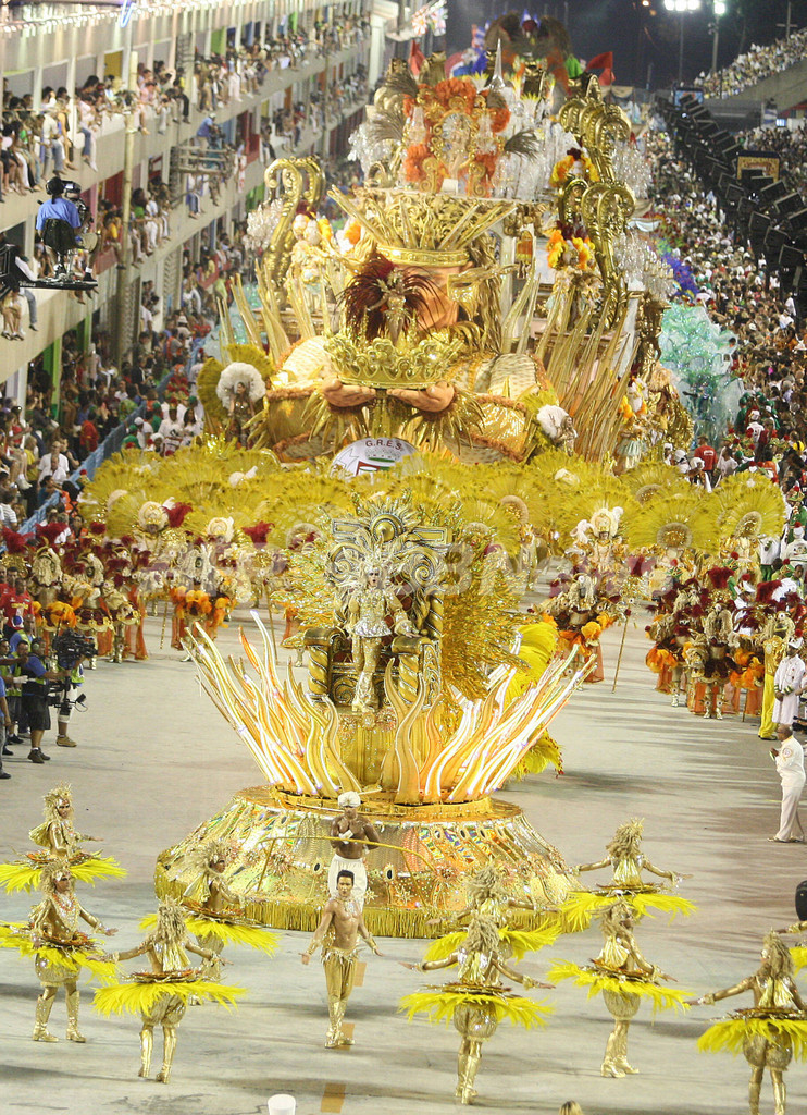 ブラジル・リオのカーニバル、一夜目から興奮は最高潮