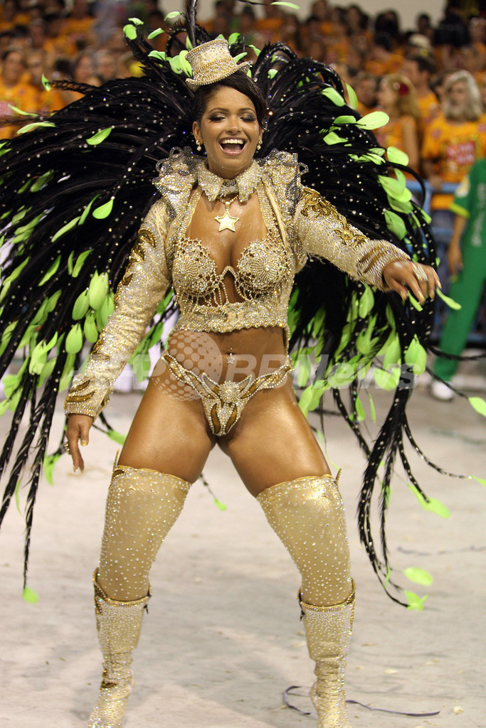 ブラジル・リオのカーニバル、一夜目から興奮は最高潮