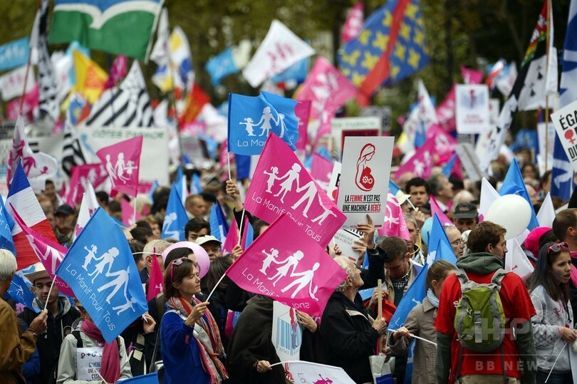 仏で「伝統的家族観」支持デモ、同性愛者の代理出産などに反対