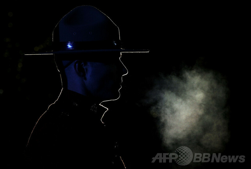 銃乱射で警官3人死亡、容疑者の捜索続く カナダ