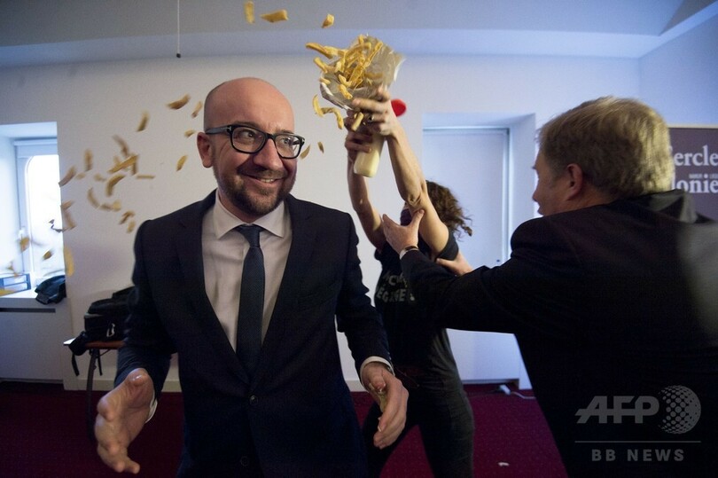 ベルギー首相、演説中にマヨネーズかけられる