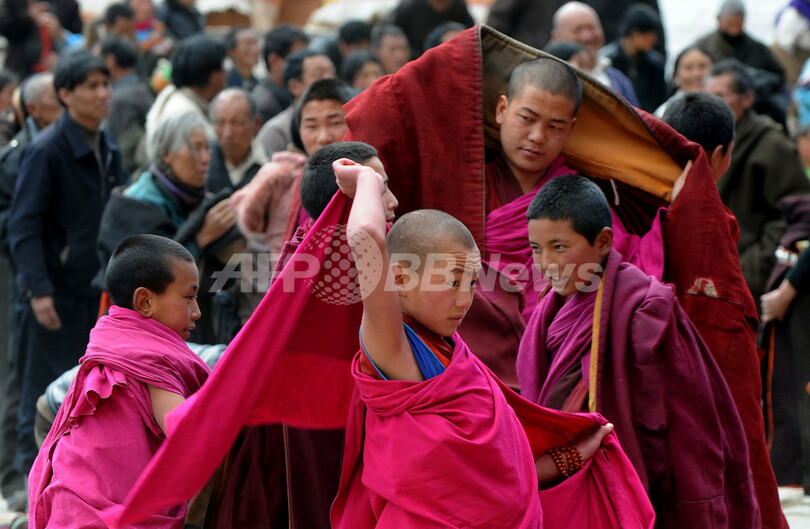 人民解放軍、チベットの僧院を包囲