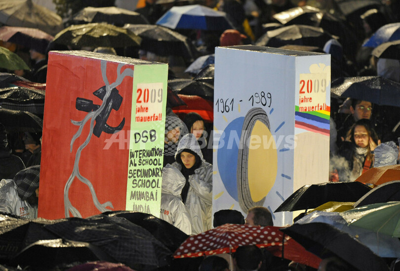 「ベルリンの壁」崩壊20年を祝う巨大ドミノ倒し