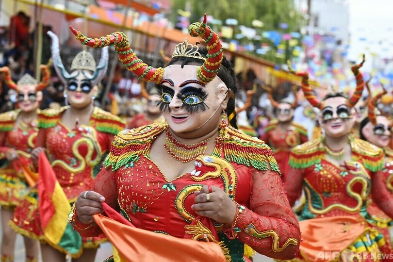 ボリビアのカポラレス踊りのスーツ