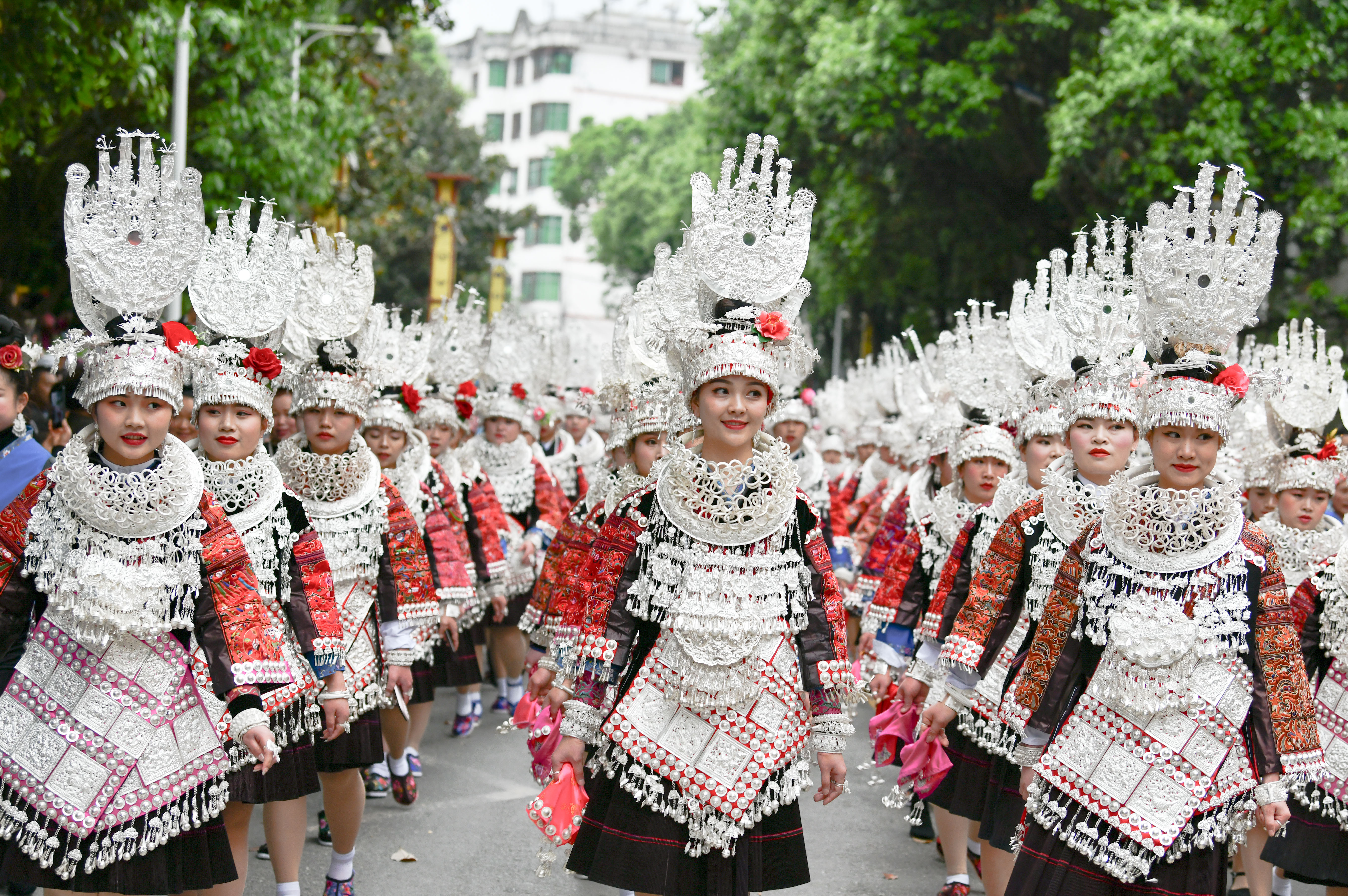 華麗な民族衣装とパレードで魅了、ミャオ族「姉妹節」 貴州省 写真9枚