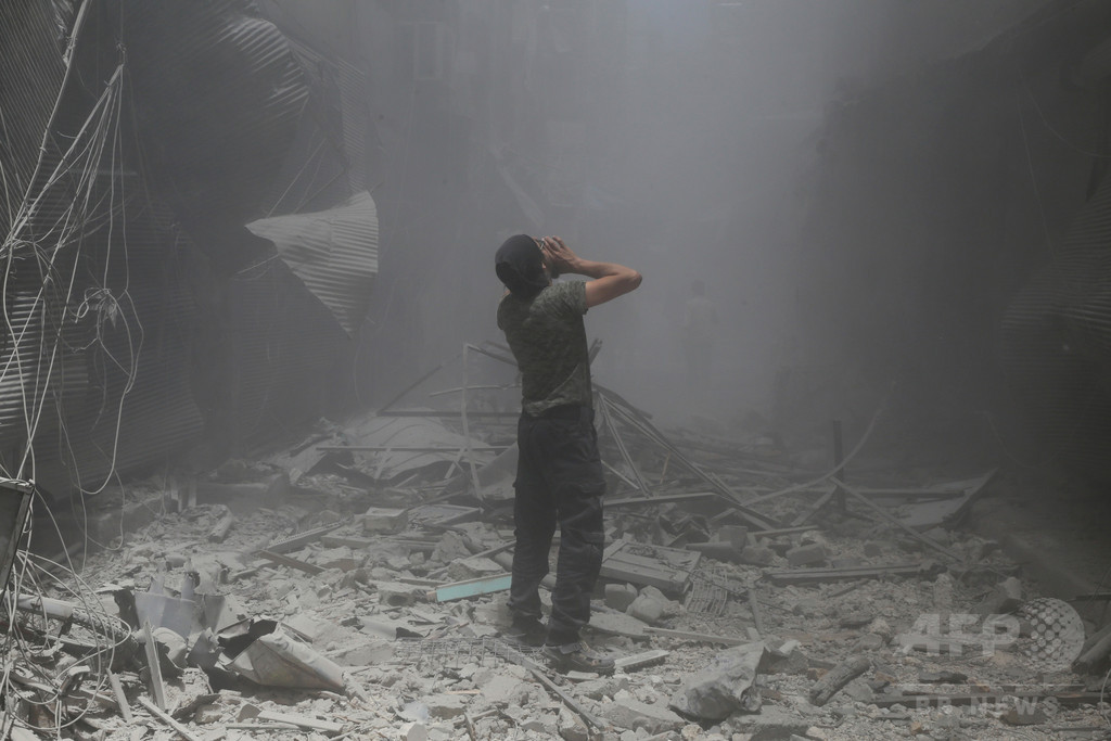 シリア東部の市場で空爆、市民17人死亡 断食月の初日 シリア東部の市場で空爆、市民17人死亡 断食月の初日