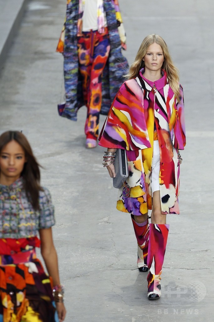 「戦争ではなくファッションを創ろう！」モデルらがデモ行進、「シャネル」15年春夏