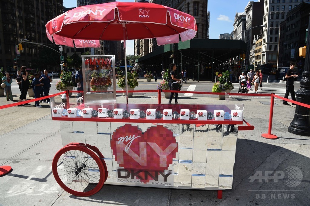「DKNY」新香水ローンチイベント、NYで開催