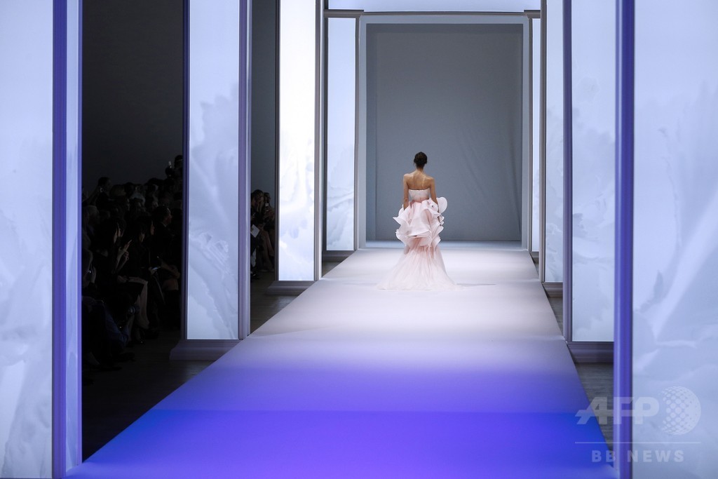 フェミニンで繊細なドリームドレス、「ラルフ＆ルッソ」15年春夏オートクチュール