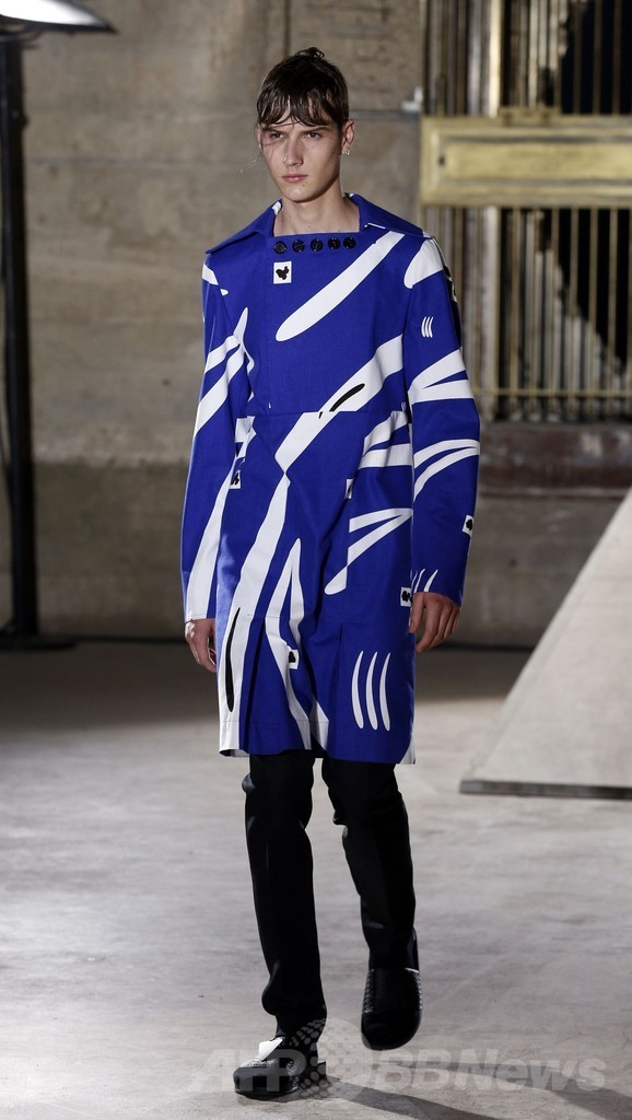 インナーの柄をアクセントに、「ラフ・シモンズ」15年春夏メンズ