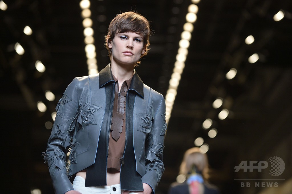 新本社から見えるローマの空をカラーパレットに、「フェンディ」15年春夏