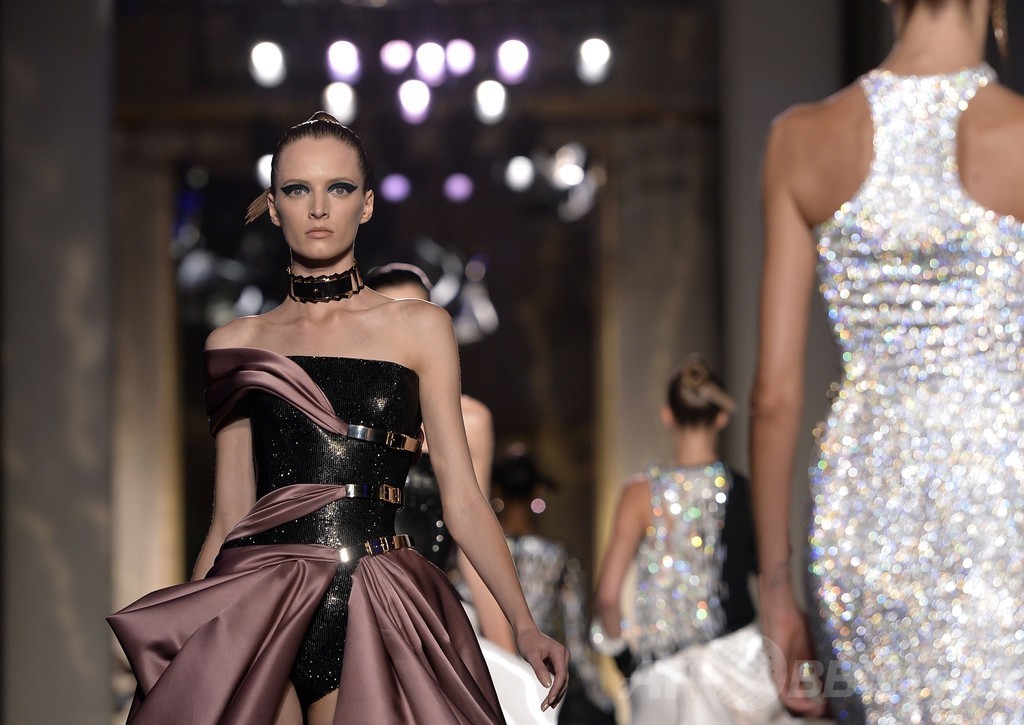 深いスリットとシアーな素材で官能的なスタイルを提案、「アトリエ ヴェルサーチ」14/15年秋冬オートクチュール