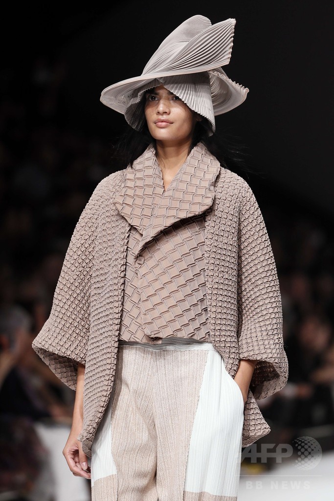 3Dスチームストレッチ技術でボリューミーかつ軽やかに、「イッセイミヤケ」15年春夏