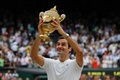テニス、ウィンブルドン選手権、男子シングルス決勝。トロフィーを手に喜ぶロジャー・フェデラー（2017年7月16日撮影）。(c)AFP/Glyn KIRK