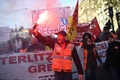 フランス・パリで、年金改革案に反対する抗議デモに参加した人々（2019年12月10日撮影）。(c)CHRISTOPHE ARCHAMBAULT / AFP