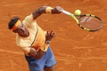 男子テニス、モンテカルロ・マスターズ、シングルス決勝。サーブを打つラファエル・ナダル（2016年4月17日撮影）。(c)AFP/VALERY HACHE