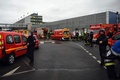 仏パリのオルリ空港で、警備にあたっていた兵士の銃を男が奪う事件が発生し、現場に出動した警察や消防隊（2017年3月18日撮影）。(c)AFP/CHRISTOPHE SIMON