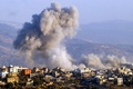 レバノン南部ヒアムで、イスラエル軍の空爆を受け立ち上る煙（2024年10月29日撮影）。(c)AFP