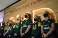 東京五輪への出発を控え、シドニー空港で壁に沿って立つオーストラリア・ソフトボール女子代表選手（2021年5月31日撮影）。(c)SAEED KHAN / AFP