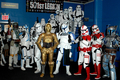 ニューヨーク国際子ども映画祭（New York International Children&apos;s Film Festival）で開催されたアニメ映画『スター・ウォーズ/クローン・ウォーズ（Star Wars: The Clone Wars）』の特別上映会に登場した、ストーム・トルーパー、クローン・トルーパー、ジャンゴ・フェット、ボバ・フェット、C-3PO（2008年8月10日撮影）。(c)AFP/Getty Images/Joe Corrigan