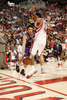 ロケッツのルイス・スコラ（%%Luis Scola%%、右）を抜き去るサンズのスティーブ・ナッシュ（%%Steve Nash%%）。(c)AFP/Getty Images/NBAE/Bill Baptist