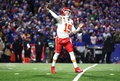 23NFL、カンファレンス準決勝、バッファロー・ビルズ対カンザスシティ・チーフス。パスを投げるカンザスシティ・チーフスのパトリック・マホームズ（2024年1月21日撮影）。(c) Al Bello/Getty Images/ AFP