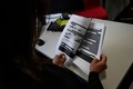 ロバート・モラー米特別検察官がまとめた捜査報告書を読む記者（2019年4月18日撮影）。(c)Eric BARADAT / AFP