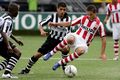 ヘラクレスのカリム・ブリジ（%%Karim Bridji%%、中央）に後ろから倒されるPSVのイブラヒム・アフェレイ（%%Ibrahim Afellay%%、右）。(c)AFP/ANP/VINCENT JANNINK