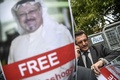 トルコ・イスタンブールのサウジアラビア領事館前で、行方不明となっているサウジ人記者ジャマル・カショギ氏の写真を掲げて抗議する人々（2018年10月8日撮影）。(c)OZAN KOSE / AFP