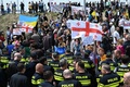 ジョージアの首都トビリシの空港前で行われたロシア直行便再開に抗議するデモ（2023年5月19日撮影）。(c)Vano SHLAMOV / AFP