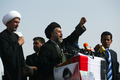 イラク・バグダッド（Baghdad）で行われた反米デモ中に群衆に演説する、イスラム教シーア派（Shiite）反米指導者ムクタダ・サドル（Moqtada al-Sadr）師派の聖職者（2008年10月18日撮影）。(c)AFP/ALI YUSSEF
