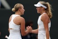 テニス、ウィンブルドン選手権、女子シングルス3回戦。試合を終え、握手を交わすミラ・アンドレーワ（右）とアナスタシア・ポタポワ（2023年7月9日撮影）。(c)Adrian DENNIS / AFP